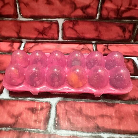 Hatchimals Pink Egg Carton case w/figures - Picture 4 of 7